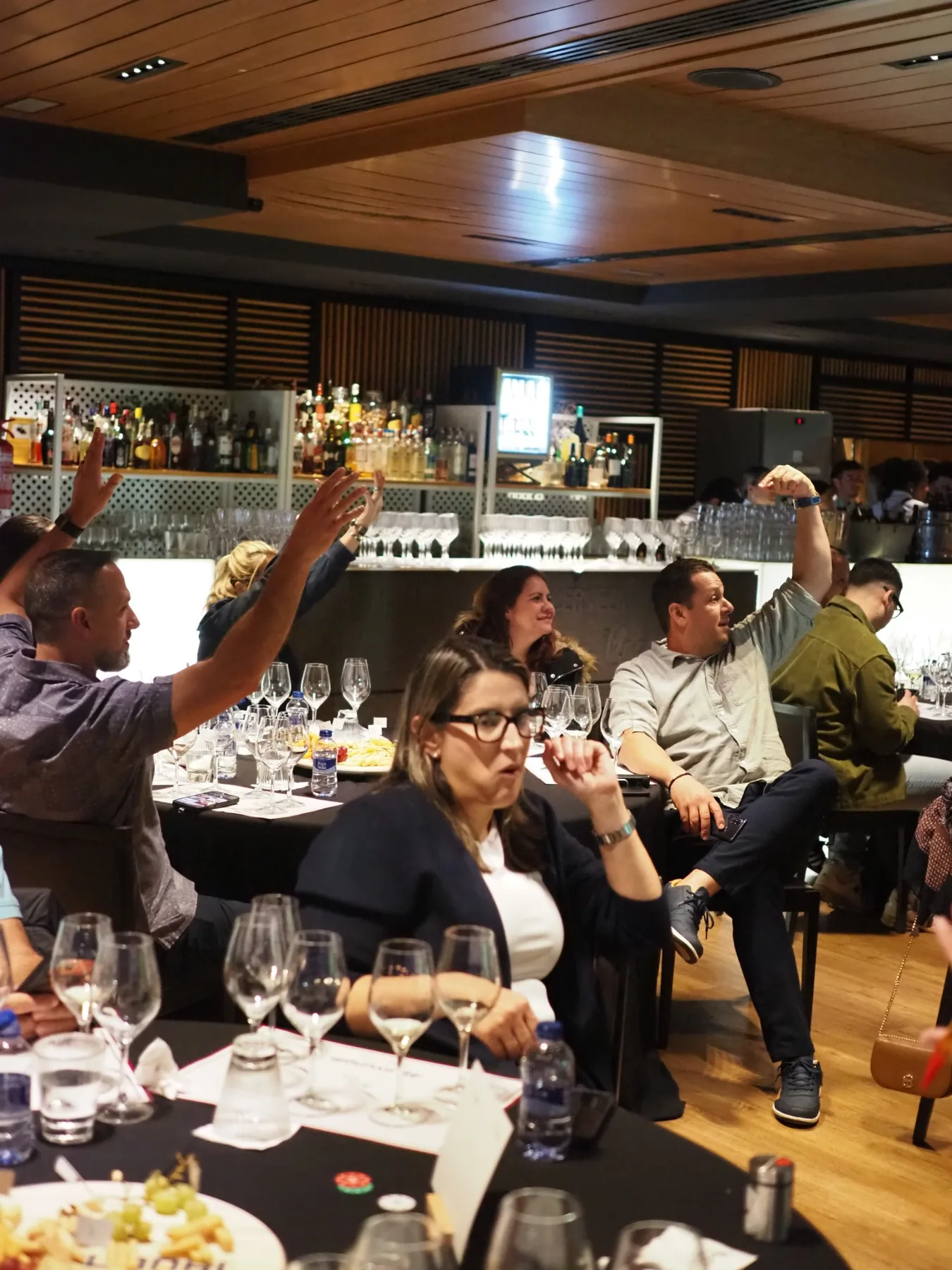 Asistentes participando en una experiencia
