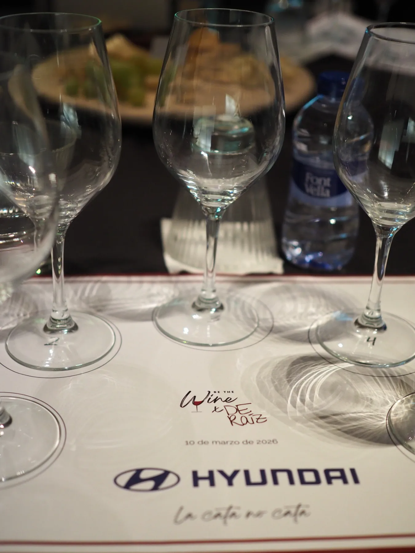 Evento corporativo dinámico de queso y vino